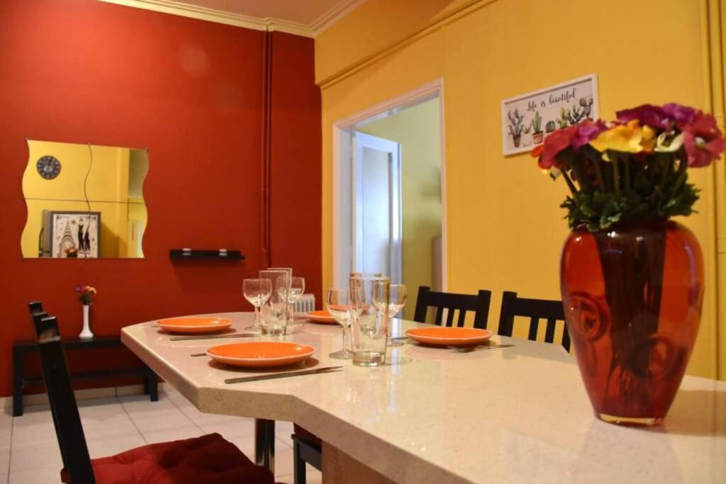 Colourful In Athenscity 1min From Subway *